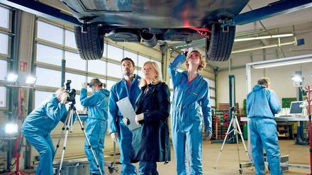 Mit E-Motor und Tarnfarbe: Die Bremer Ermittler inspizieren das Killerauto. 