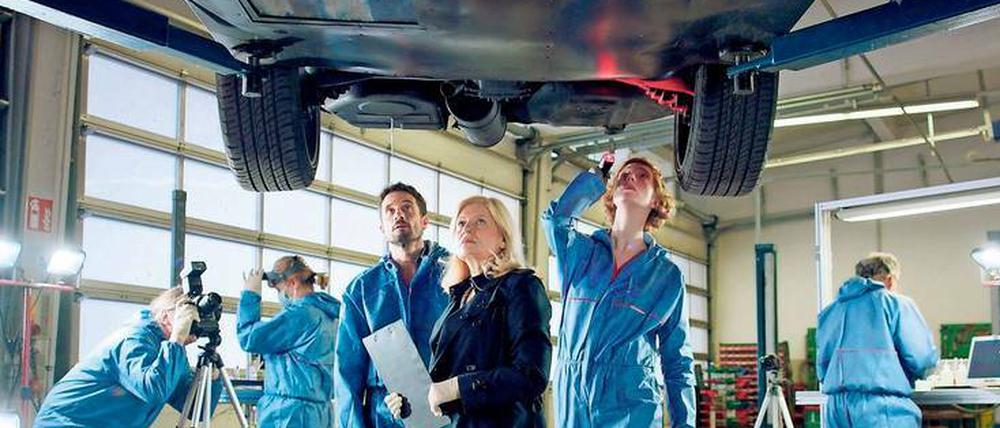 Mit E-Motor und Tarnfarbe: Die Bremer Ermittler inspizieren das Killerauto. 