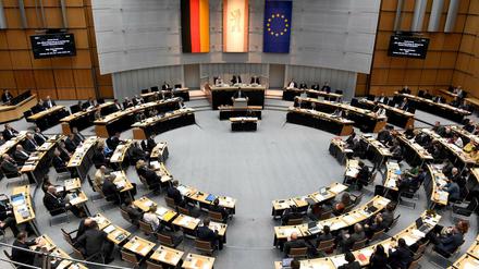Ist es hier wirklich so langweilig? Manche gewählte Vertreter hält es jedenfalls nicht mehr im Berliner Abgeordnetenhaus.