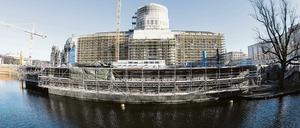 Blauer Himmel rahmt am 02.12.2016 in Berlin die Baustelle des Stadtschlosses ein. 