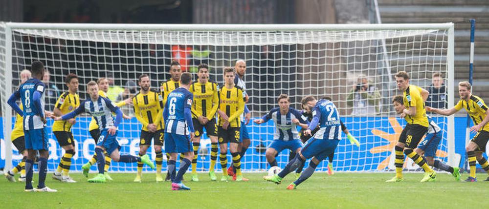 Gleich schlägt's ein! Marvin Plattenhardt jagt den Ball zum 2:1-Siegtreffer in die Maschen.