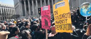 Unterstützung für die Illegalen. Demonstranten protestieren in New York vor der Behörde zur Bekämpfung illegaler Einwanderung gegen die Abschiebungspraxis. 