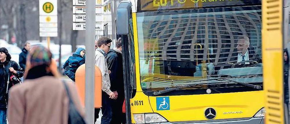 Die BVG hat gut 2900 Busfahrer. Davon fallen derzeit 80 wegen Elternzeit oder Krankheit aus, 431 arbeiteten in Teilzeit.