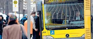 Die BVG hat gut 2900 Busfahrer. Davon fallen derzeit 80 wegen Elternzeit oder Krankheit aus, 431 arbeiteten in Teilzeit.