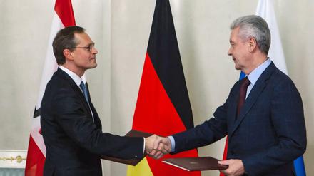 Berlins Regierender Bürgermeister Michael Müller (SPD) und der Moskauer Oberbürgermeister Sergej Sobjanin geben sich am 13.03.2017 in Moskau (Russland) bei der Übergabe eines Memorandums zur zukünftig engeren Zusammenarbeit die Hand.