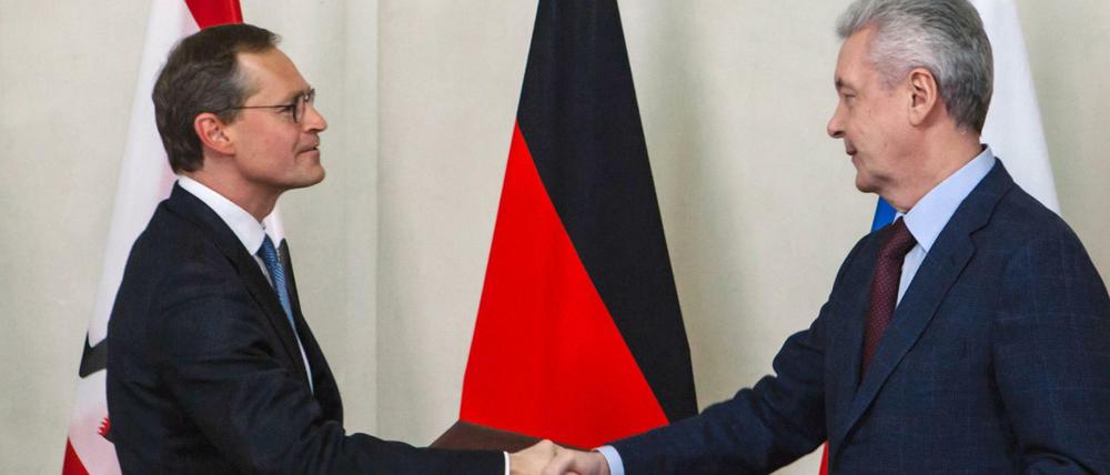 Berlins Regierender Bürgermeister Michael Müller (SPD) und der Moskauer Oberbürgermeister Sergej Sobjanin geben sich am 13.03.2017 in Moskau (Russland) bei der Übergabe eines Memorandums zur zukünftig engeren Zusammenarbeit die Hand.