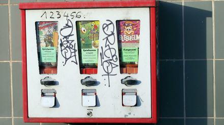 In Kapseln: Süßigkeiten, Spielkram - oder halt Kunst für ein paar Cent. Die Kaugummi-Automaten werden noch gebraucht. 