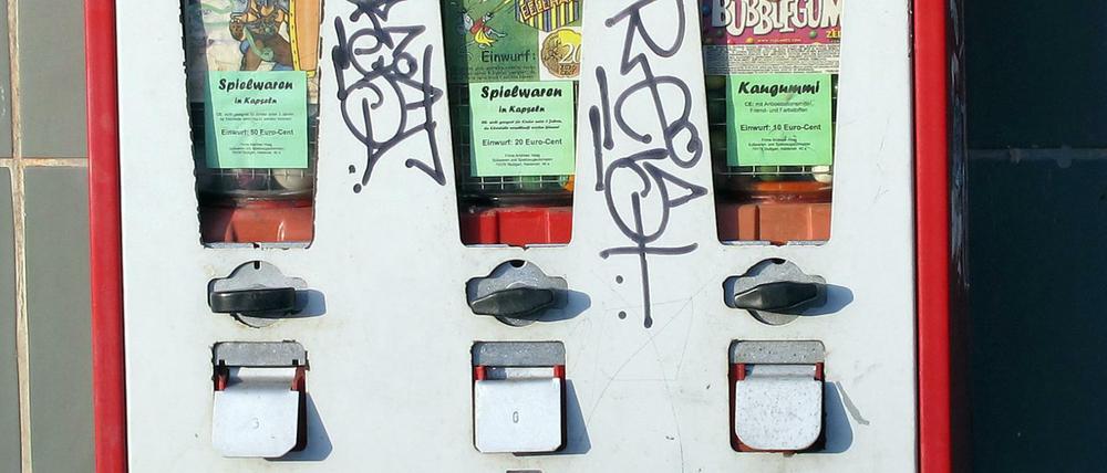 In Kapseln: Süßigkeiten, Spielkram - oder halt Kunst für ein paar Cent. Die Kaugummi-Automaten werden noch gebraucht. 