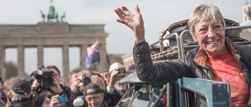 Großer Bahnhof für Heidi Hetzer am Brandenburger Tor.
