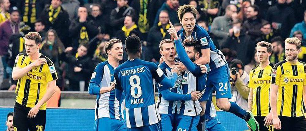 Da hat es bumm gemacht. Die Hertha-Spieler umjubeln den Siegtorschützen Plattenhardt.