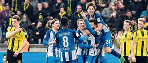 Da hat es bumm gemacht. Die Hertha-Spieler umjubeln den Siegtorschützen Plattenhardt.
