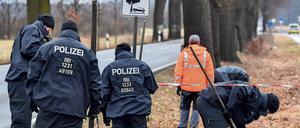 An der Bundesstraße 168 in Oegeln im Landkreis Oder-Spree (Brandenburg) wurden vor kurzem zwei Polizisten bei der Flucht eines Mannes getötet. 