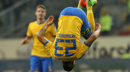 Eintracht Salto. Der Braunschweiger Torschütze zum 2:1 Onel Hernandez jubelt. 