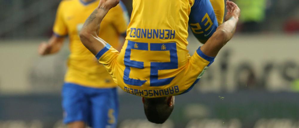 Eintracht Salto. Der Braunschweiger Torschütze zum 2:1 Onel Hernandez jubelt.