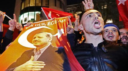 Demonstranten vor dem türkischen Konsulat in Rotterdam.