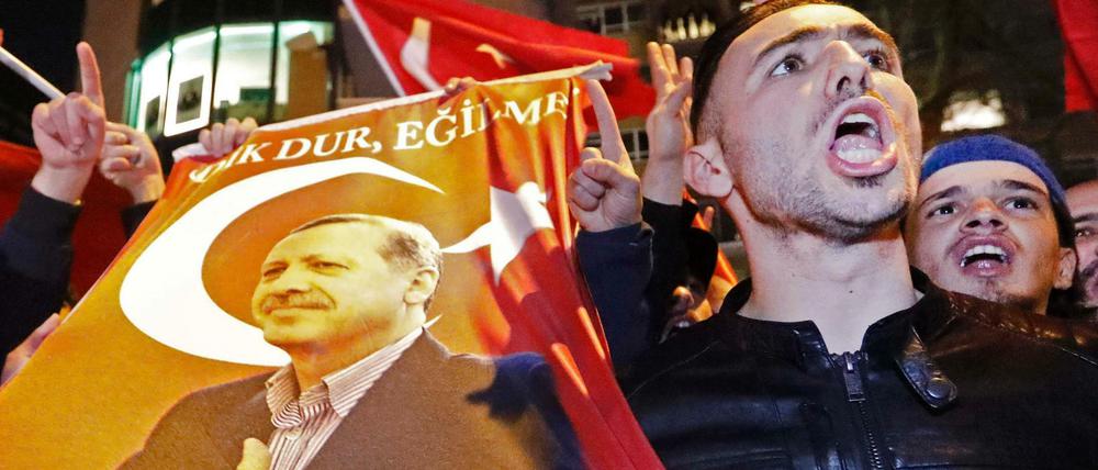 Demonstranten vor dem türkischen Konsulat in Rotterdam.