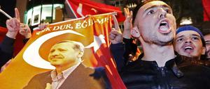 Demonstranten vor dem türkischen Konsulat in Rotterdam.