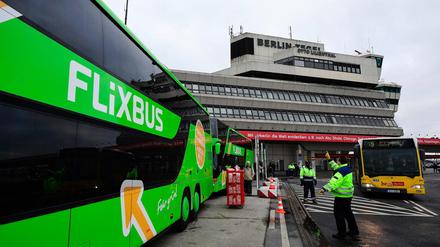 Die Fluggesellschaft Air Berlin leitete Fluggäste am Freitag per Flixbus nach Hannover um. 