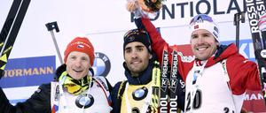 Martin Fourcade (Mitte) feierte seinen 60. Sieg im Weltcup.