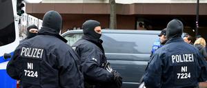 Polizeibeamte und Polizeifahrzeuge stehen am Dienstag vor der Moschee des Deutschsprachigen Islamkreises Hildesheim e.V. (DIK) in Hildesheim (Niedersachsen).