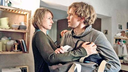Kann nicht loslassen: Caro (Corinna Harfouch) redet auf Sohn Ben (Simon Jensen) ein.