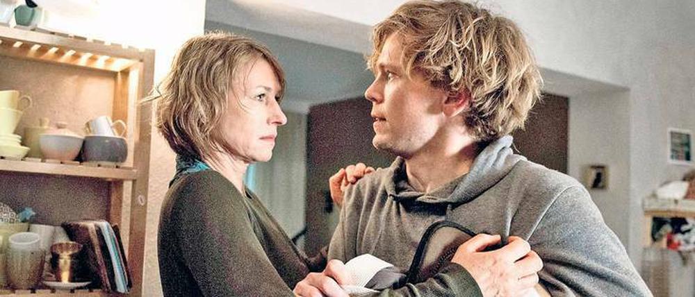 Kann nicht loslassen: Caro (Corinna Harfouch) redet auf Sohn Ben (Simon Jensen) ein.
