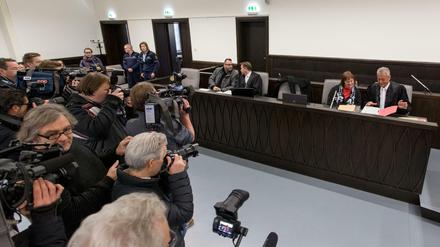 Der Angeklagte Wilfried Max W. (l-r), sein Verteidiger Carsten Ernst, die Angeklagte Angelika W. und ihr Verteidiger Peter Wüller sitzen am 31.01.2017 im Landgericht Paderborn (Nordrhein-Westfalen) und werden von der Presse aufgenommen.