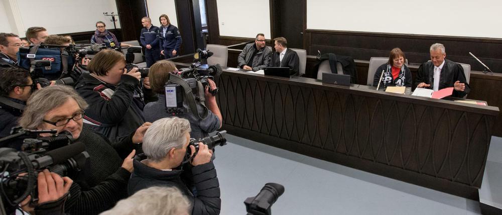 Der Angeklagte Wilfried Max W. (l-r), sein Verteidiger Carsten Ernst, die Angeklagte Angelika W. und ihr Verteidiger Peter Wüller sitzen am 31.01.2017 im Landgericht Paderborn (Nordrhein-Westfalen) und werden von der Presse aufgenommen.