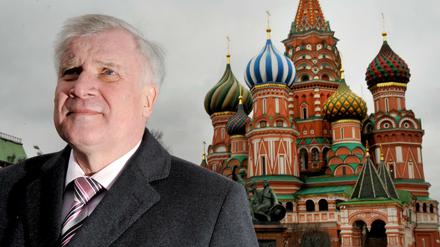 Der bayerische Ministerpräsident Horst Seehofer (CSU) reiste schon öfters nach Moskau. Hier steht er 2011 auf dem Roten Platz in Moskau vor der St. Basilius Kirche.