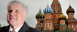 Der bayerische Ministerpräsident Horst Seehofer (CSU) reiste schon öfters nach Moskau. Hier steht er 2011 auf dem Roten Platz in Moskau vor der St. Basilius Kirche.