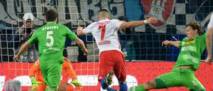 Im richtigen Moment am richtigen Ort. Bobby Wood erzielt das entscheidende 2:1 für den HSV. 