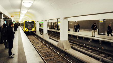 Berlin, U-Bahnhof Mehringdamm. Der Bahnhof wurde saniert. Dazu musste das Deckengewölbe von der Strasse her abgedichtet werden, es wurden Zwischendecken entfernt, neu gefließt und Bilder aufgehangen. Außerdem wurden Personenaufzüge eingebaut. Kai-Uwe Heinrich