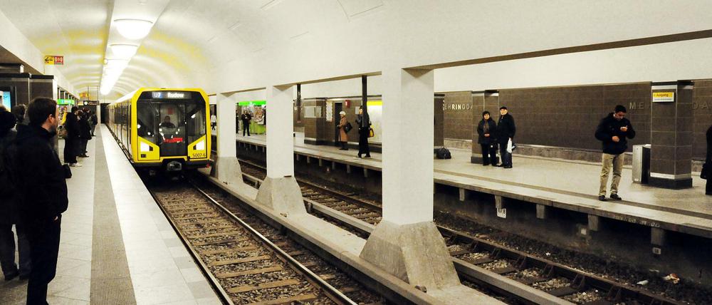 Berlin, U-Bahnhof Mehringdamm. Der Bahnhof wurde saniert. Dazu musste das Deckengewölbe von der Strasse her abgedichtet werden, es wurden Zwischendecken entfernt, neu gefließt und Bilder aufgehangen. Außerdem wurden Personenaufzüge eingebaut. Kai-Uwe Heinrich