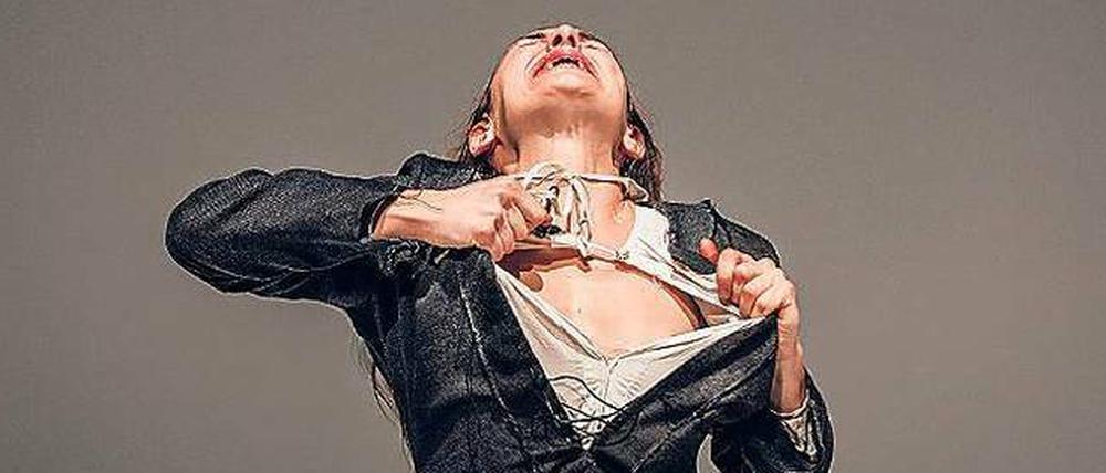 Theater der Bilder. Eine fromme Elisabeth reißt sich das Hemd auf.
