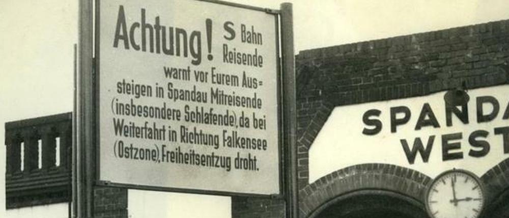 Zeitdokument aus den 50er Jahren: Das Warnschild vor dem S-Bahnhof Spandau-West.