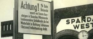 Zeitdokument aus den 50er Jahren: Das Warnschild vor dem S-Bahnhof Spandau-West.