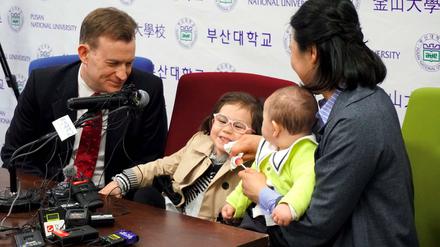 Robert Kelly mit seiner Frau Kim Jung-A und den beiden Kindern.