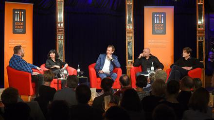 Einblick in persönliche Anfeindungen geben die gestrigen Talkgäste: Stefan Niggemeier, Mely Kiyak, Olaf Sundermeyer und Lorenz Maroldt (v.l.n.r.) gegenüber Moderator Marco Seiffert (Mitte). 