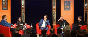 Einblick in persönliche Anfeindungen geben die gestrigen Talkgäste: Stefan Niggemeier, Mely Kiyak, Olaf Sundermeyer und Lorenz Maroldt (v.l.n.r.) gegenüber Moderator Marco Seiffert (Mitte). 