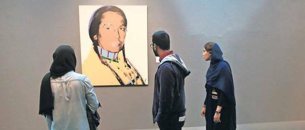 Vorspiel. Zu den gezeigten Werken im Teheraner Museum für Zeitgenössische Kunst gehört auch Andy Warhols ""The American Indian Series" (Russel Means).