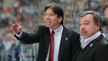 Während des Spiels am Sonntag redseliger als danach. Uwe Krupp (links) Und Co-Trainer Stephané Richer.