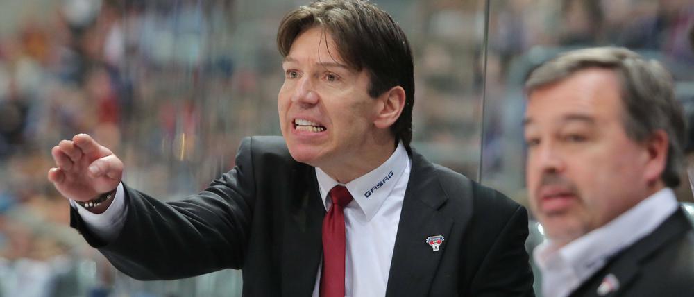 Während des Spiels am Sonntag redseliger als danach. Uwe Krupp (links) Und Co-Trainer Stephané Richer.