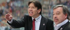 Während des Spiels am Sonntag redseliger als danach. Uwe Krupp (links) Und Co-Trainer Stephané Richer.