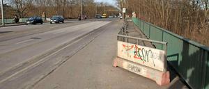 Teile des Gehwegs sind seit zehn Jahren gesperrt.