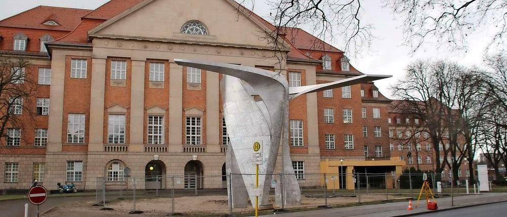 Rund um die Skulptur entsteht eine Grünanlage.