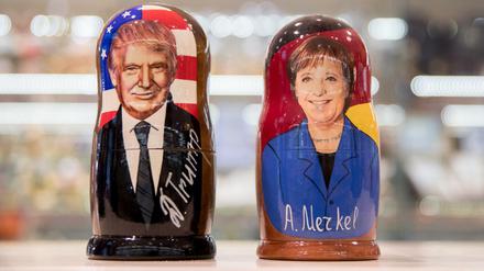 US-Präsident Donald Trump und Kanzlerin Angela Merkel (CDU) in einem Souvenirladen in Moskau. 