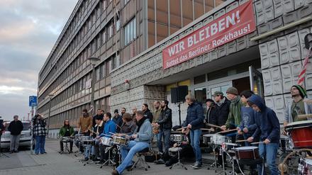 Demonstrierende Trommler vor dem Rockhaus in Lichtenberg.
