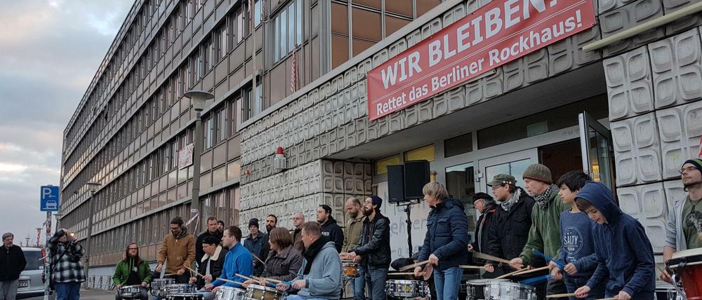 Demonstrierende Trommler vor dem Rockhaus in Lichtenberg.