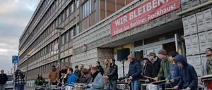 Demonstrierende Trommler vor dem Rockhaus in Lichtenberg.