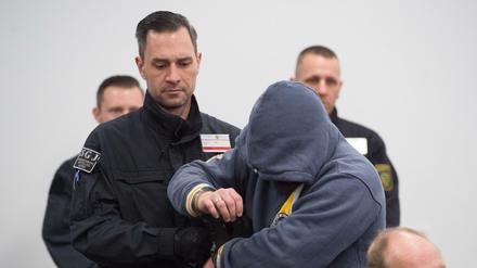 Der Angeklagte Mike S. (r) kommt am Dienstag in der Justizvollzugsanstalt (JVA) in Dresden (Sachsen) zu Prozessbeginn in den Verhandlungssaal.